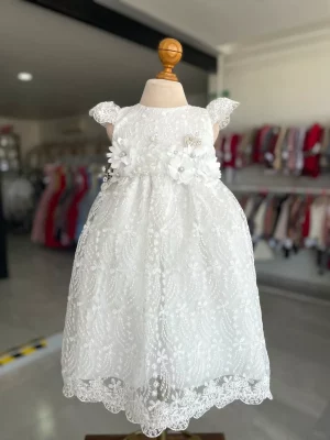 34298. Ropon blanco de nueva temporada con detalle de flores