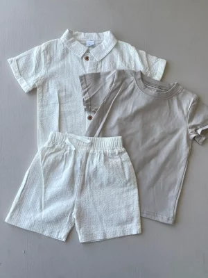 13211. Conjunto de camisa blanca, camiseta y short beige