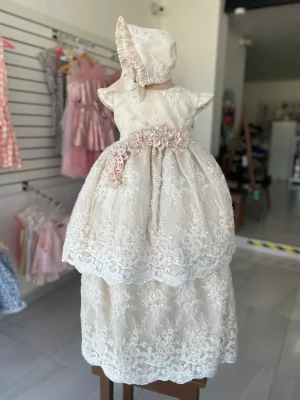 2002. Ropon champagne con detalles de flor en rosa