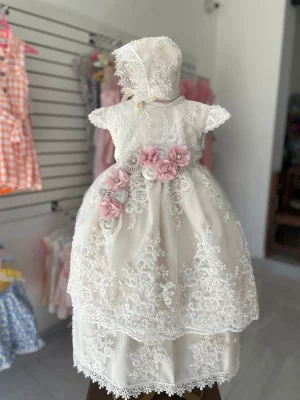 2002. Ropon champagne con detalles de flor en rosa