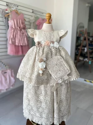 2005. Ropon desmontable en guipiure y detalle de flor al centro