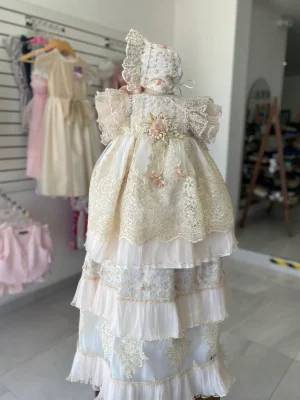 2008. Ropon desmontable de tres olanes con detalle de bordado y doble manga de tul