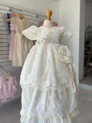 2009. Ropon desmontable con detalles de flor en tonos nude