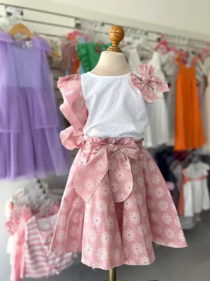 34265. Conjunto de faldita rosa y blusa con detalle de olan y moño