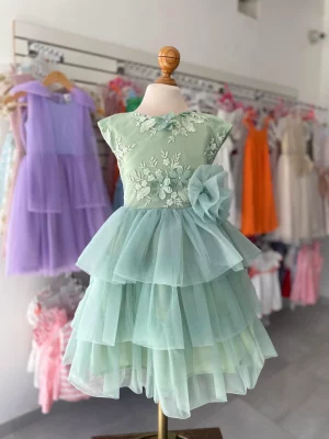 34270. Vestido verde con olanes en tul