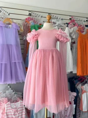 34272. Vestido en color palo de rosa con detalle de capa en las mangas