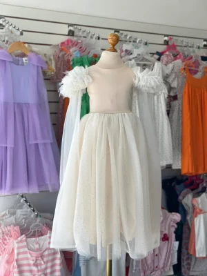 34273. Vestido beige con detalle de capita en mangas