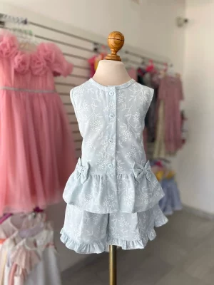 34277. Conjunto azul de short con moñitos a los lados