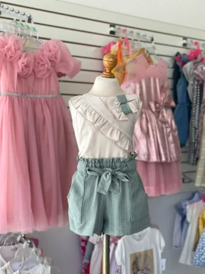 34303. Conjunto de short verde y blusita con detalle de olan