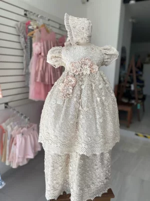 7246. Ropon champagne desmontable con detalle de perlas y flores en nude