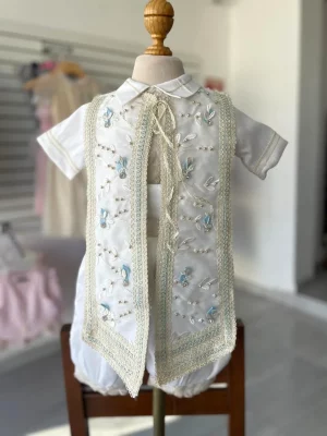 843. Ropon de estola con detalles en perlita y bordados