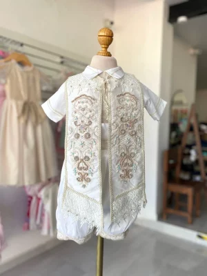 844. Ropon de nueva temporada con bordados en color azul y perlita