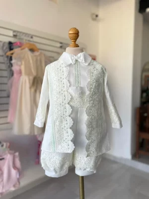 845. Modelo de coleccion con tonos y bordados en azul verde