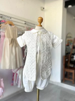 847. Ropon clasico con estola completamente bordada y detalles en cuello y mangas