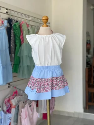 34313. Conjunto de faldita azul con flores y blusa blanca