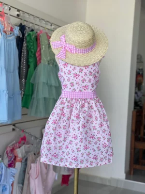 34314. Vestido rosa de flores con sombrero