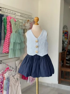 34321. Conjunto de falda con chalequito azul de rayas