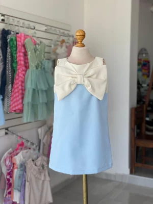 34322. Vestido azul claro con moño en beige