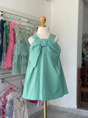 34323. Vestido verde con moño al frente