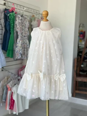 34332. Vestido beige de tul con moños