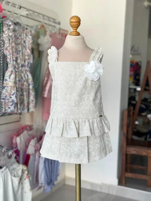34337. Conjunto beige de flores con detalle de flor blanca