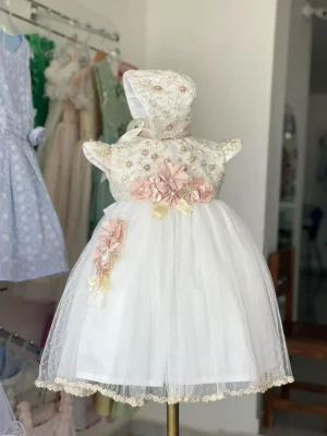 2012. Nuevo modelo con detalle de tul y bordados