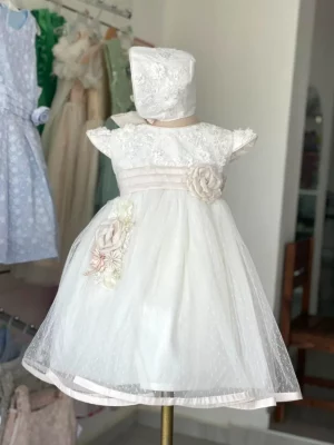 2014. Modelo de temporada, con detalle de tul con cinto y flor en tono palo de rosa