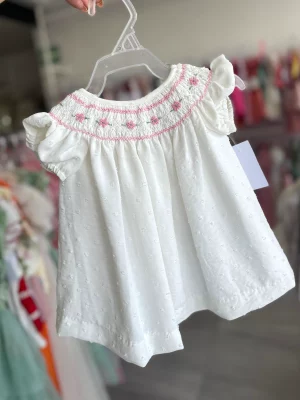 34343. Vestido blanco con bordado en rosa