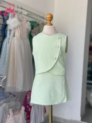 34354. Conjunto verde con botones de perlita