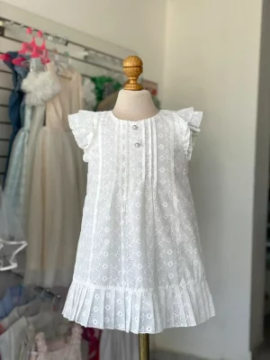 34355. Vestidito blanco con olancitos y botones