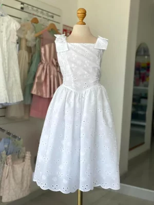 34360. Vestido blanco de tira bordada con detalle de moño en hombros