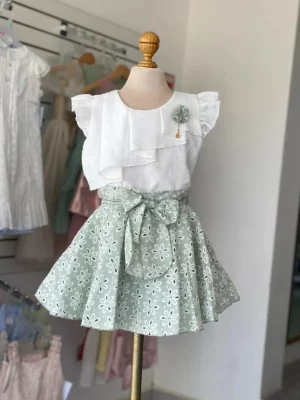 34361. Conjunto de faldita de tira bordada en verde con blusita blanca