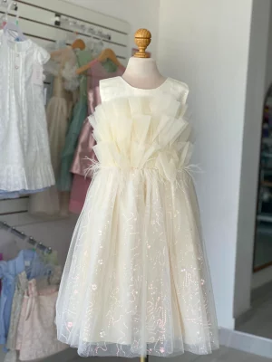34364. Vestido ivory con detalle de tres olanes y tul de linea de fiesta