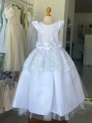 8150. Nuevo modelo con detalle de olan con bordado y flores