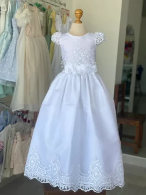8151. Modelo de ceremonia en color blanco con detalle de bordado en manga