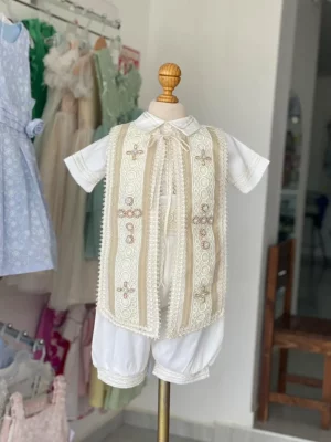 853. Nuevo modelo con estola en color champagne y detalle de bordado