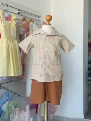 13237. Conjunto de short y guayabera