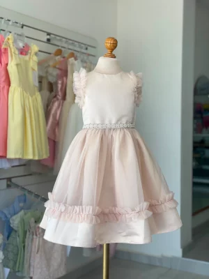 34372. Vestido en palo de rosa con detalle de olan en manga y cinto