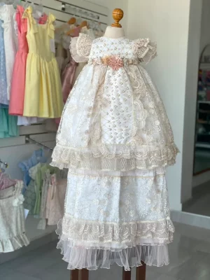 34500. Ropon desmontable con detalle de encaje en tonos rosas