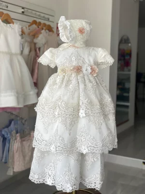 34504. Ropon ivory con bordado en tres olanes y detalle de florecitas