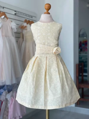 34379. Vestido amarillo con detalle de brocado y flor de lado