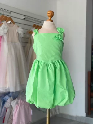 34380. Vestido verde con moño de lado