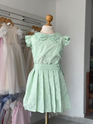34384. Conjunto verde de cuellito y faldita de patoles