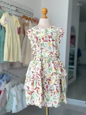 34389. Vestido de flores en tonos amarillos con olanes