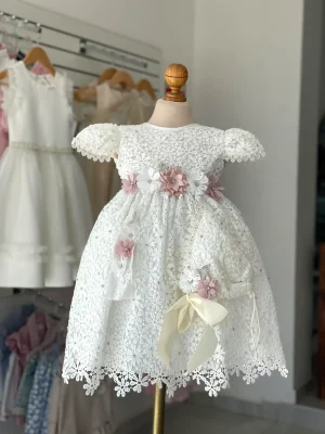 34518. Un clasico bordado en flores con flores en rosa