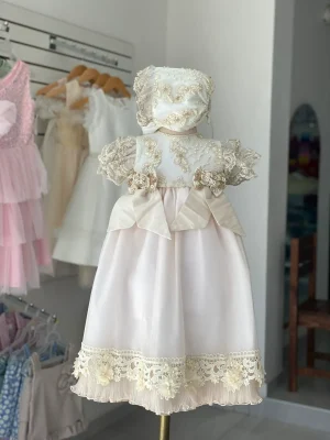 34521. Ropon con detalle de encaje y moños al frente, un estilo elegante y sencillo
