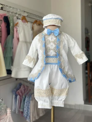 861. Ropon de principe con detalles en azul en cada pieza, un favorito