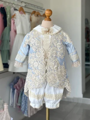864. Ropon de linea premium con saco en tono azul con bordados y detalle de perlas