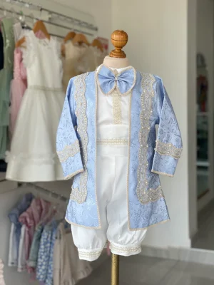 866. Modelo de principe en tono azul con detalle de encaje
