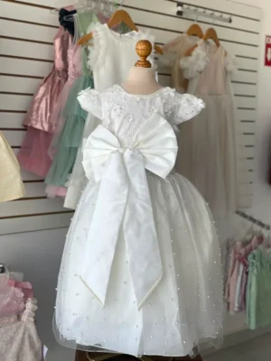 34524. Vestido con detalle de moño al frente, tul y perlitas